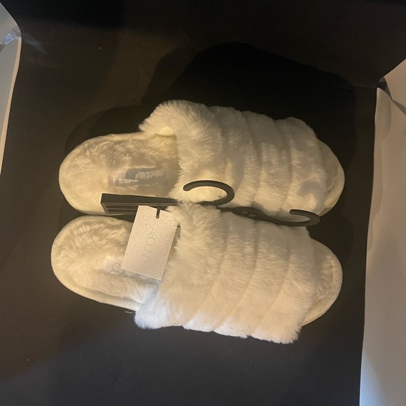 Abound White Slippers - Picture 2 of 3